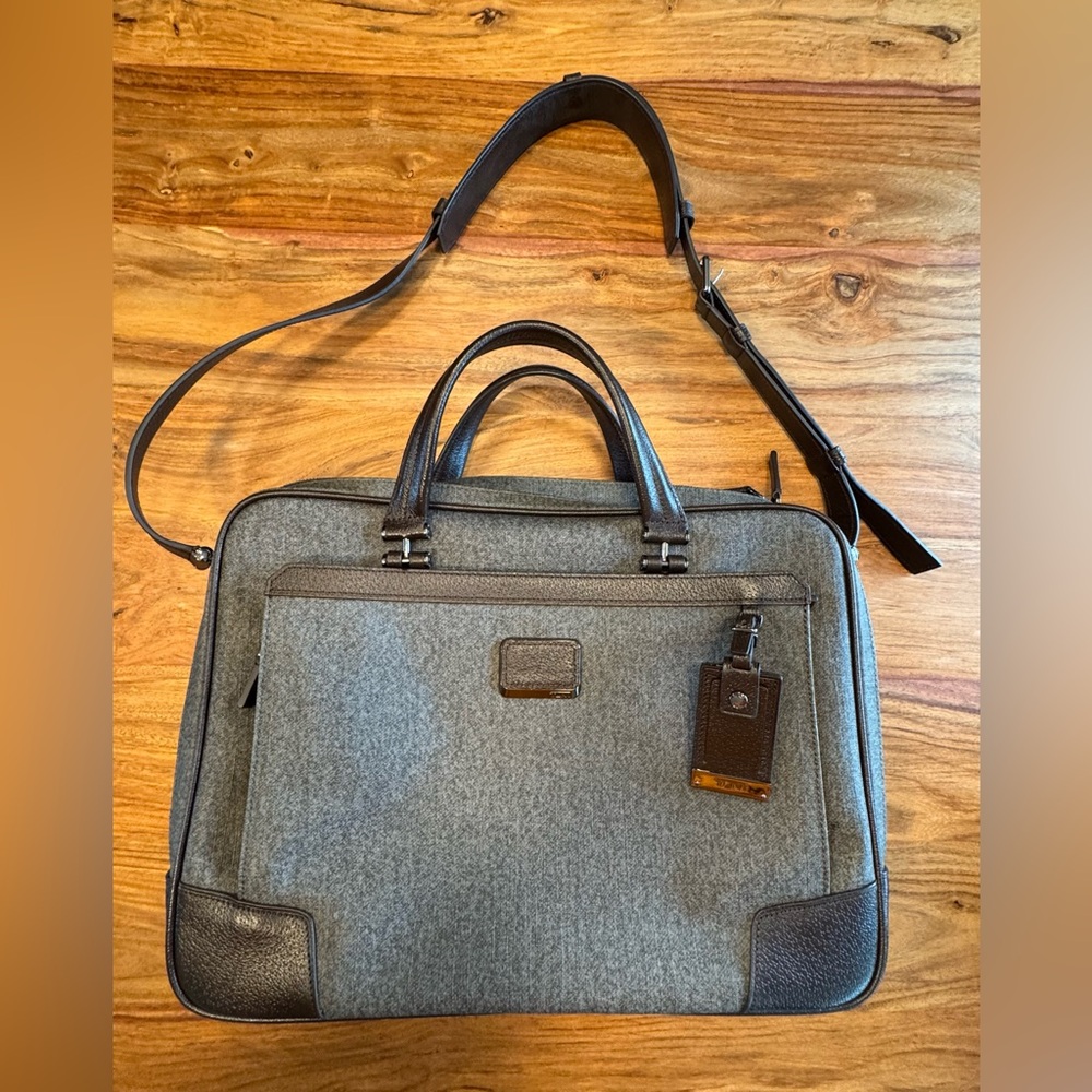 Tumi briefcase, like new